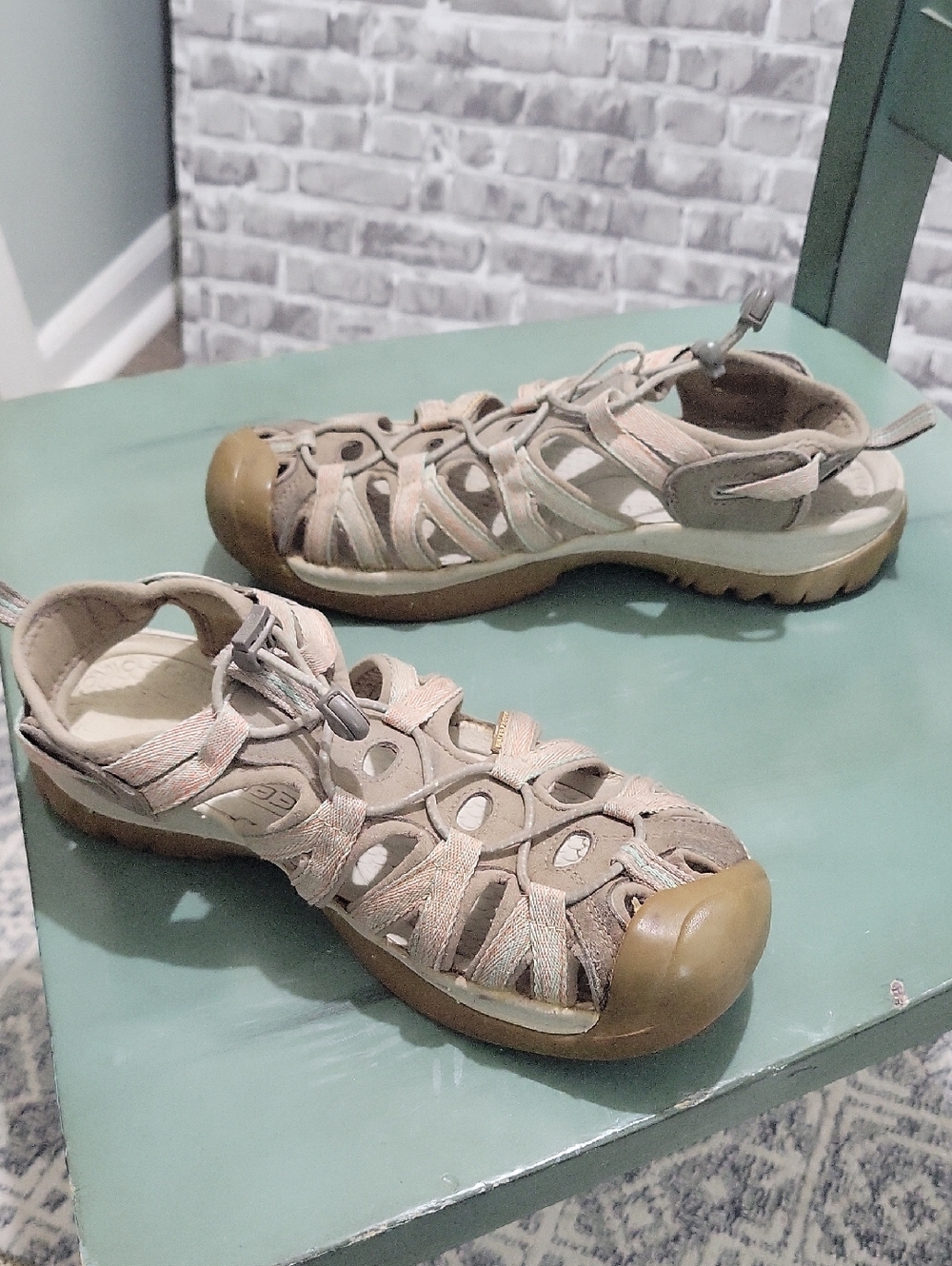 Keen Womens Sz 10 Closed-Toe Sport Sandals in Light Taupe and Brown, Well Loved